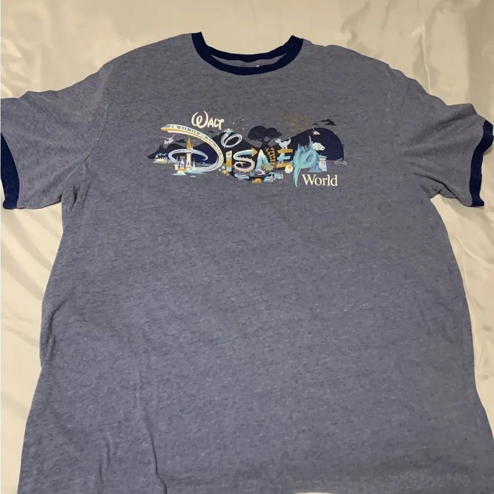 2021 Rare Walt Disney World 50th
Anniversary Park Icons Blue Shirt
(SIZE M)